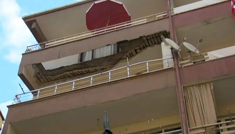 Güngören'de Beş Katlı Binanın Balkonu Göçtü, Korku Dolu Anlar Yaşandı