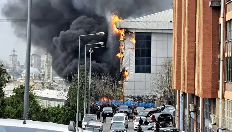 Başakşehir'de Sanayi Sitesinde Eşzamanlı Yangın Alarmı: Olayın Ayrıntıları Neler?