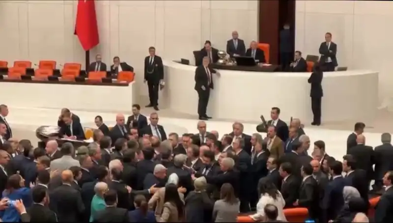 Mecliste İkramiye Tartışması: Kavga Çıktı, Emekliler Unutuldu!
