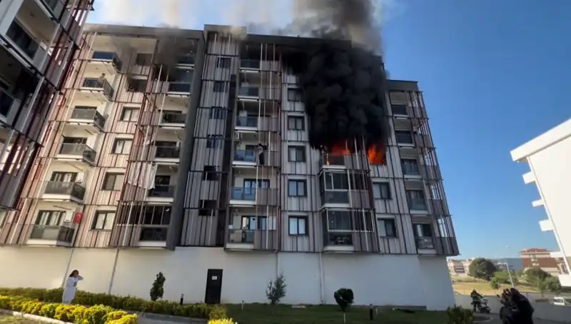 Çanakkale'de Gece Yarısı Yangın Panik Yaratırken, İtfaiye Zamanla Yarıştı