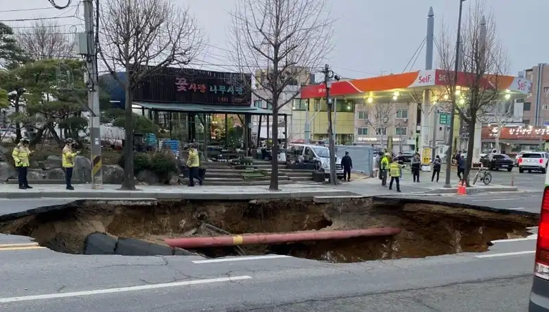 Güney Kore’de Şok Edici Olay: Dev Çukur Motosikleti Yuttu, 1 Kayıp ve 1 Yaralı