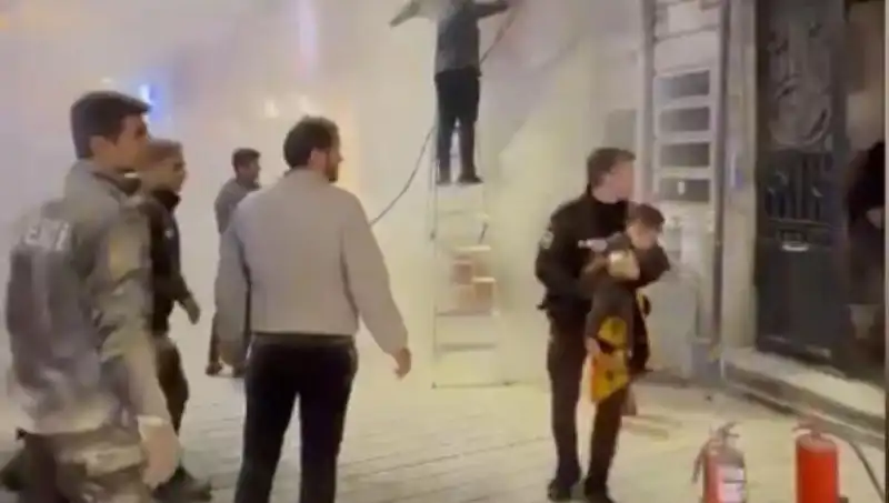 Beyoğlu'ndaki Korkutan Yangında Mahsur Kalan Çocuk Kurtarıldı