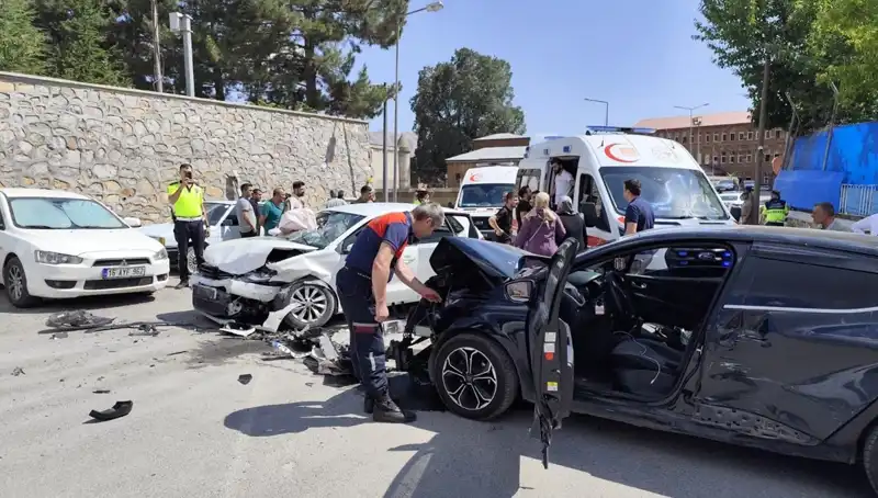 Bitlis’te Trafik Kazası: İki Araç Çarpıştı, 10 Kişi Yaralandı