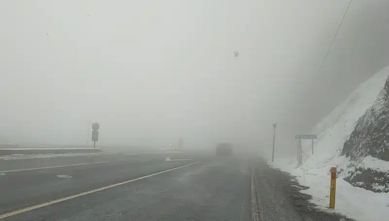 Bolu Dağı'nda Ulaşım Sorunu: Kar ve Sis Yolcuları Zorluyor