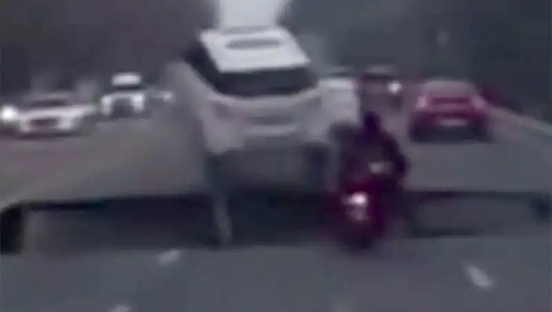 Güney Kore Otoyolunda Dev Çukur Motosikleti Yuttu: Olayın Ardında Yatan Sebepler