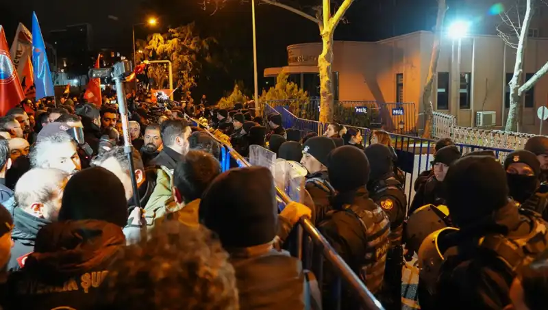 İstanbul’da İmamoğlu Protestolarında Geçtiğimiz Gün 53 Gözaltı ve 16 Yaralı Polis
