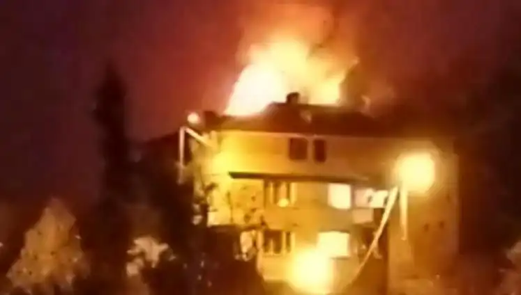 Saman Dolusu Çatıda Çıkan Yangın, Mahalleliyi Sokağa Döktü: O Anlar Kamerada