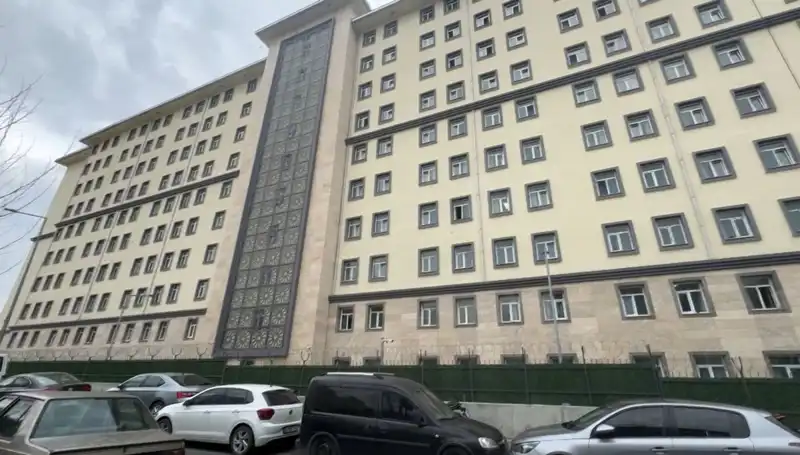 Kız Öğrenci Yurdunda Şok Eden Olay: Gizlice Girip Oda Oda Arama Yaptı